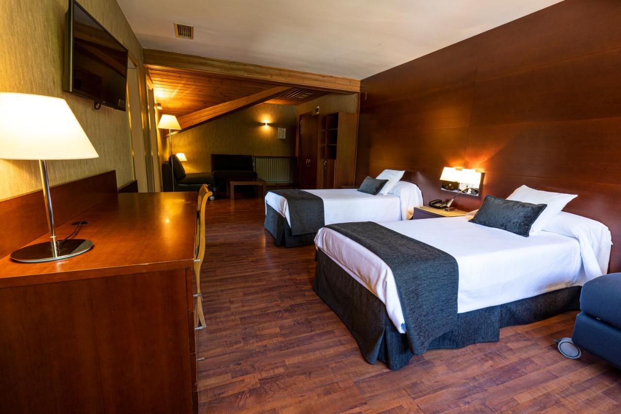 Two Connecting Double Rooms,1379366333:JPEG